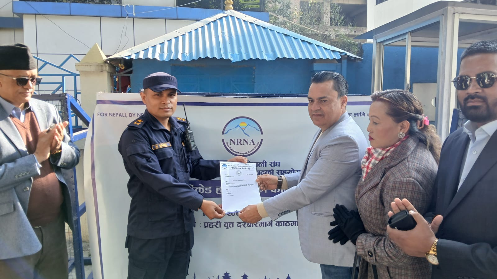 एनआरएनएद्वारा प्रहरीवृत्त दरबारमार्गलाई १० थान ब्यारिकेड सहयोग