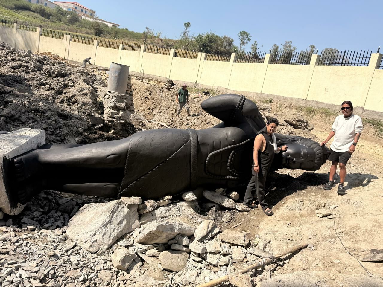 कीर्तिपुरको खोल्सामा भेटिएको ढुंगाले महादेवको स्वरुप पाए