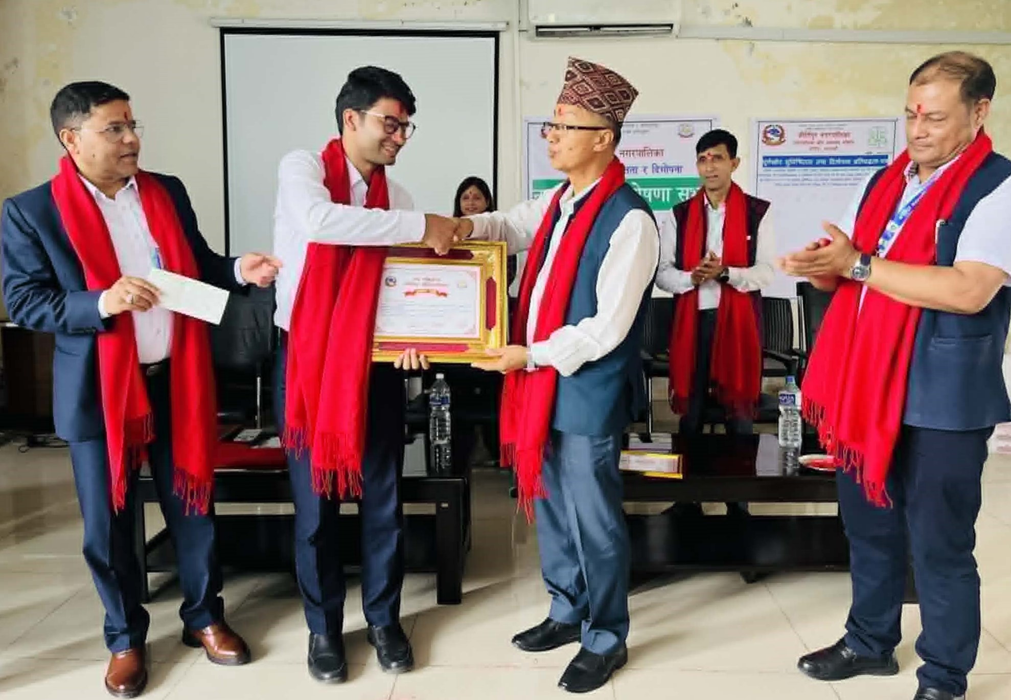 कीर्तिपुर पूर्णखोप सुनिश्चितता नगर घोषणासंगै स्वास्थ्यकर्मी र स्वयंसेविकाहरु सम्मानित