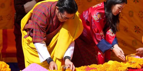 भुटानका राजा र रानीद्वारा दसैँको राजकीय टीकाको आशीर्वाद प्रदान