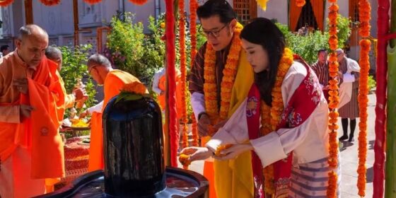 भुटानका राजा र रानीद्वारा थिम्पुमा हिन्दू समुदायसँग दसैँ टीका ग्रहण तथा प्रदान