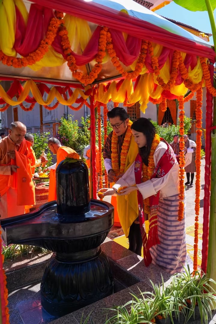 भुटानका राजा र रानीद्वारा थिम्पुमा हिन्दू समुदायसँग दसैँ टीका ग्रहण तथा प्रदान